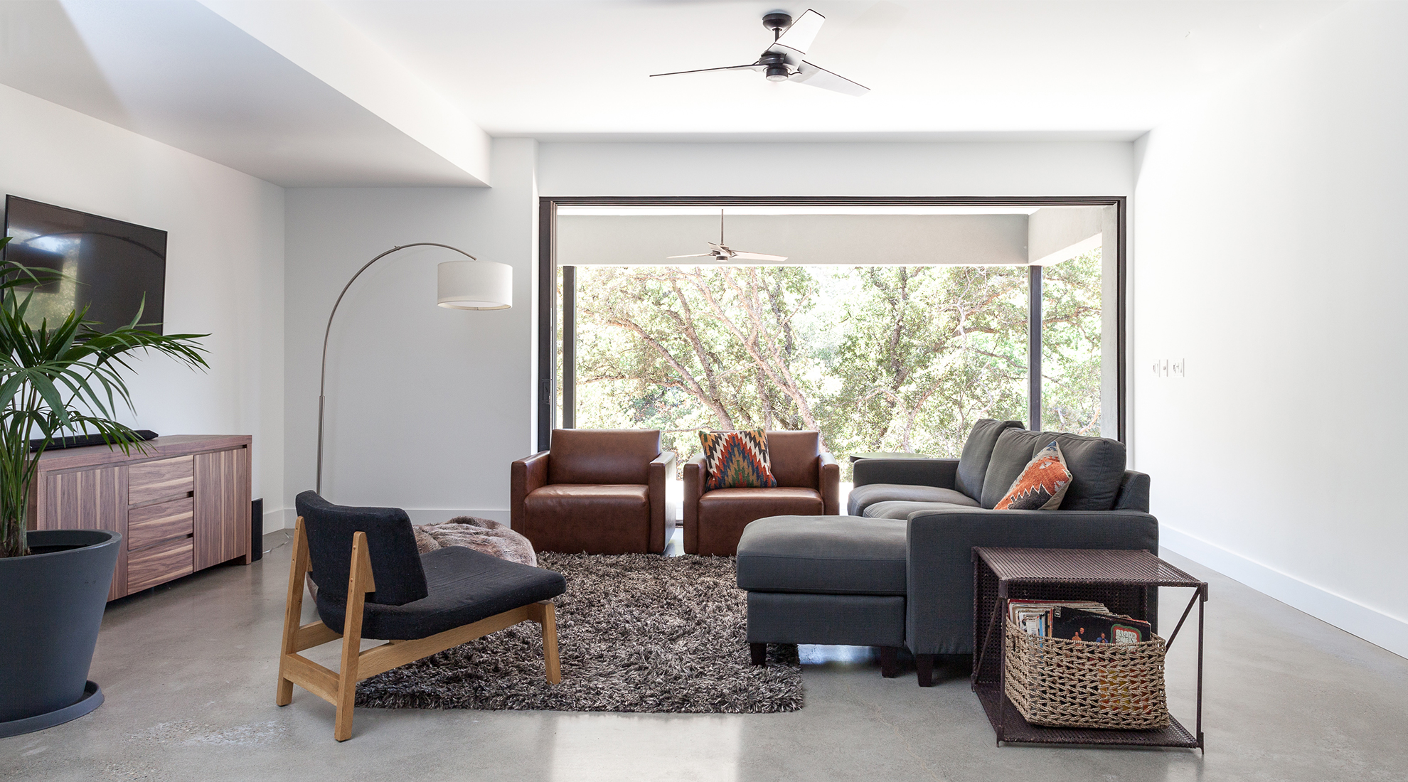 Lower level living room. Fan: Torsion Fan by Modern Fan Company. All photos © Kat Alves Photography.