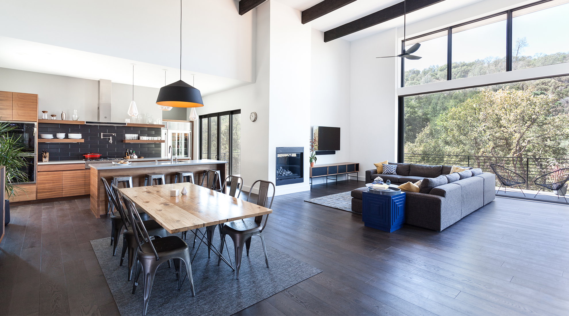 First floor living room, dining room and kitchen. A large floor-to-ceiling window brings the outdoors in. All photos © Kat Alves Photography.